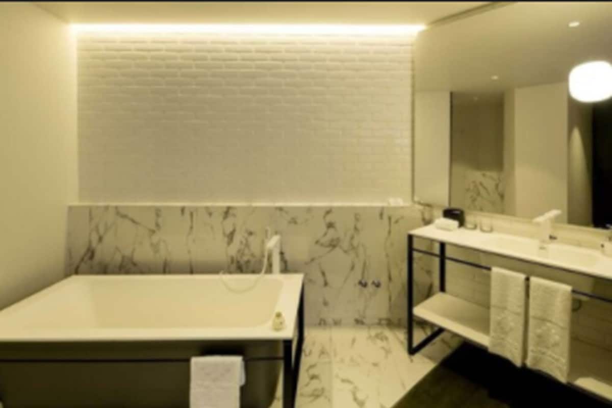 Suite | Minibar, in-room safe, desk, free WiFi