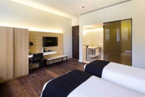 Standard Double Room | Minibar, in-room safe, desk, free WiFi - Altiplanico Bellas Artes (Santiago)
