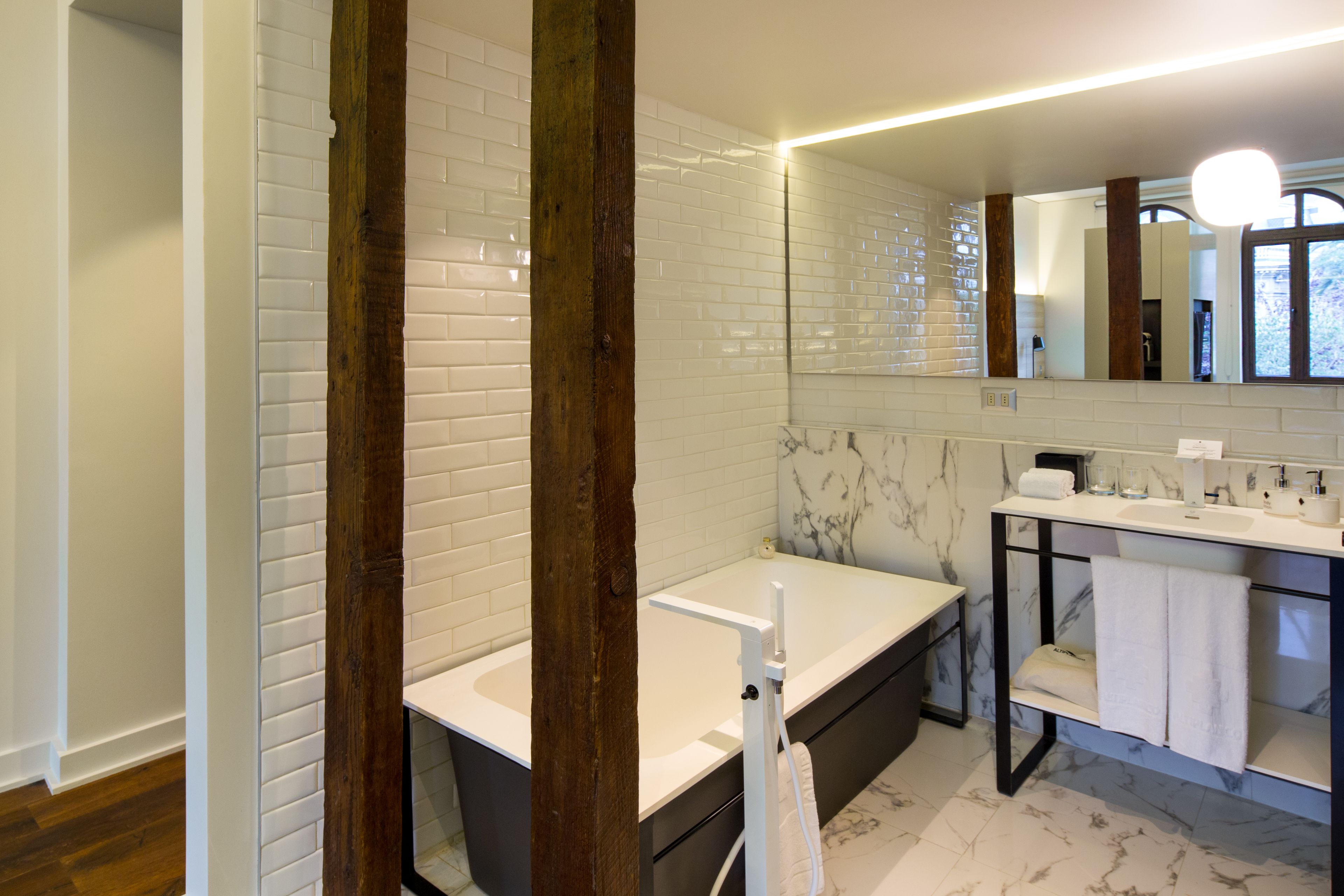 suite | bathroom | free toiletries, hair dryer, towels