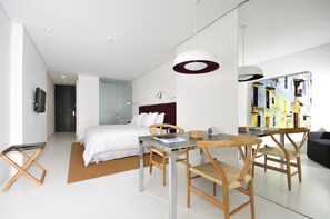 Studio | In-room safe, iron/ironing board, free cribs/infant beds, free WiFi