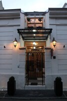 Camas com colchões pillow-top, frigobar, escrivaninha