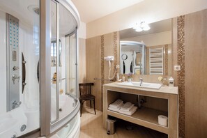 Phòng đôi Deluxe, 1 giường cỡ king, bồn tắm thủy lực | Phòng tắm | Máy sấy tóc, dép đi trong nhà, khăn tắm 