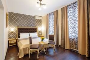 Quarto casal standard | Camas com colchões pillow-top, frigobar, escrivaninha