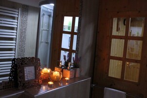 Wellness Double Room with Sauna | Banheiro | Secador de cabelo, chinelos, toalhas de banho 