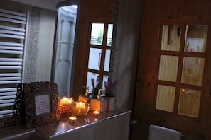 Wellness Double Room with Sauna | Badezimmer | Haartrockner, Hausschuhe, Handtücher