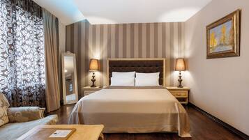 Deluxe tweepersoonskamer, 1 kingsize bed, bubbelbad | Pillowtop-bedden, een minibar, een bureau, een strijkplank/strijkijzer