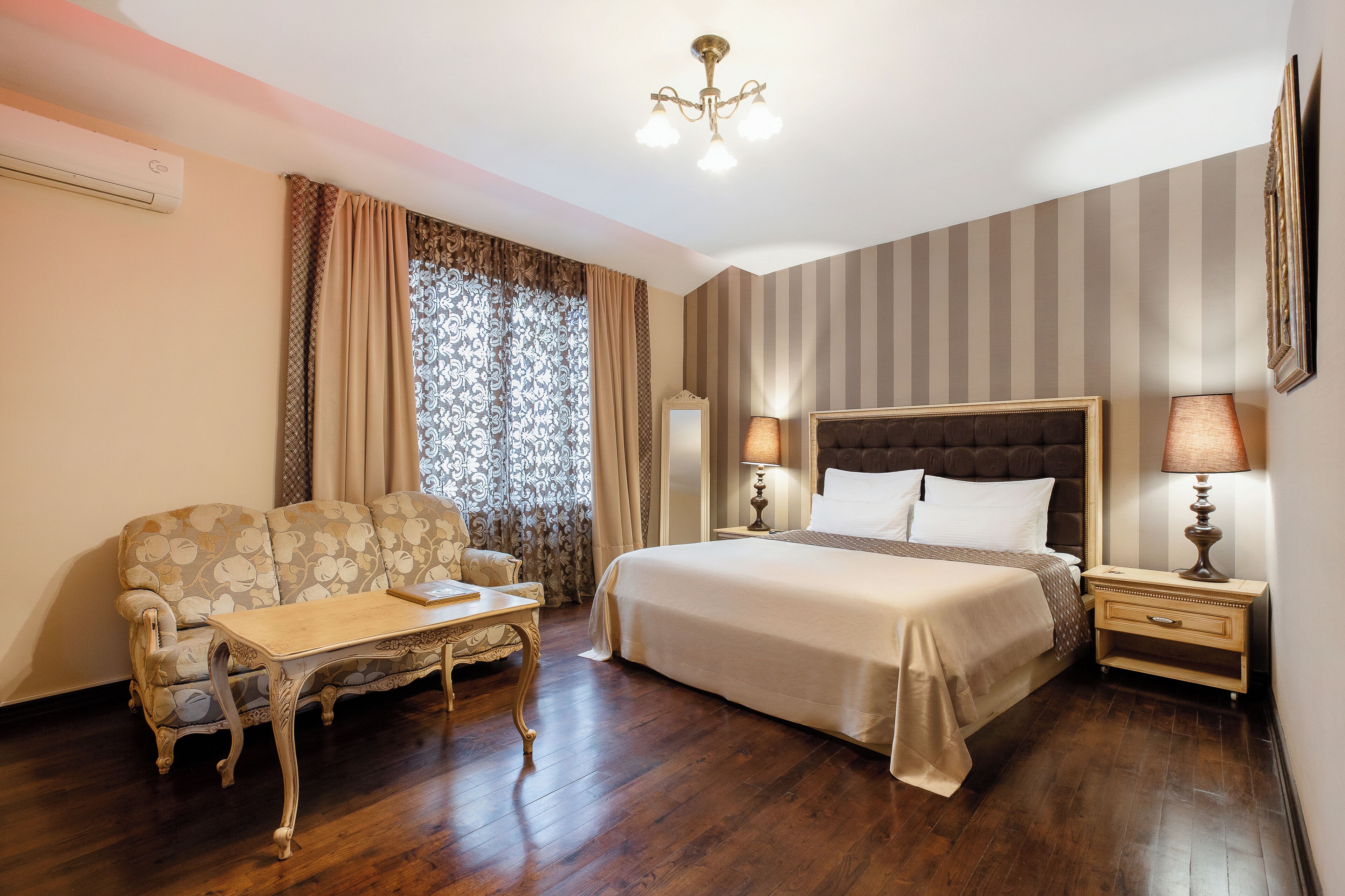 Pillowtop beds, minibar, desk, iron/ironing board