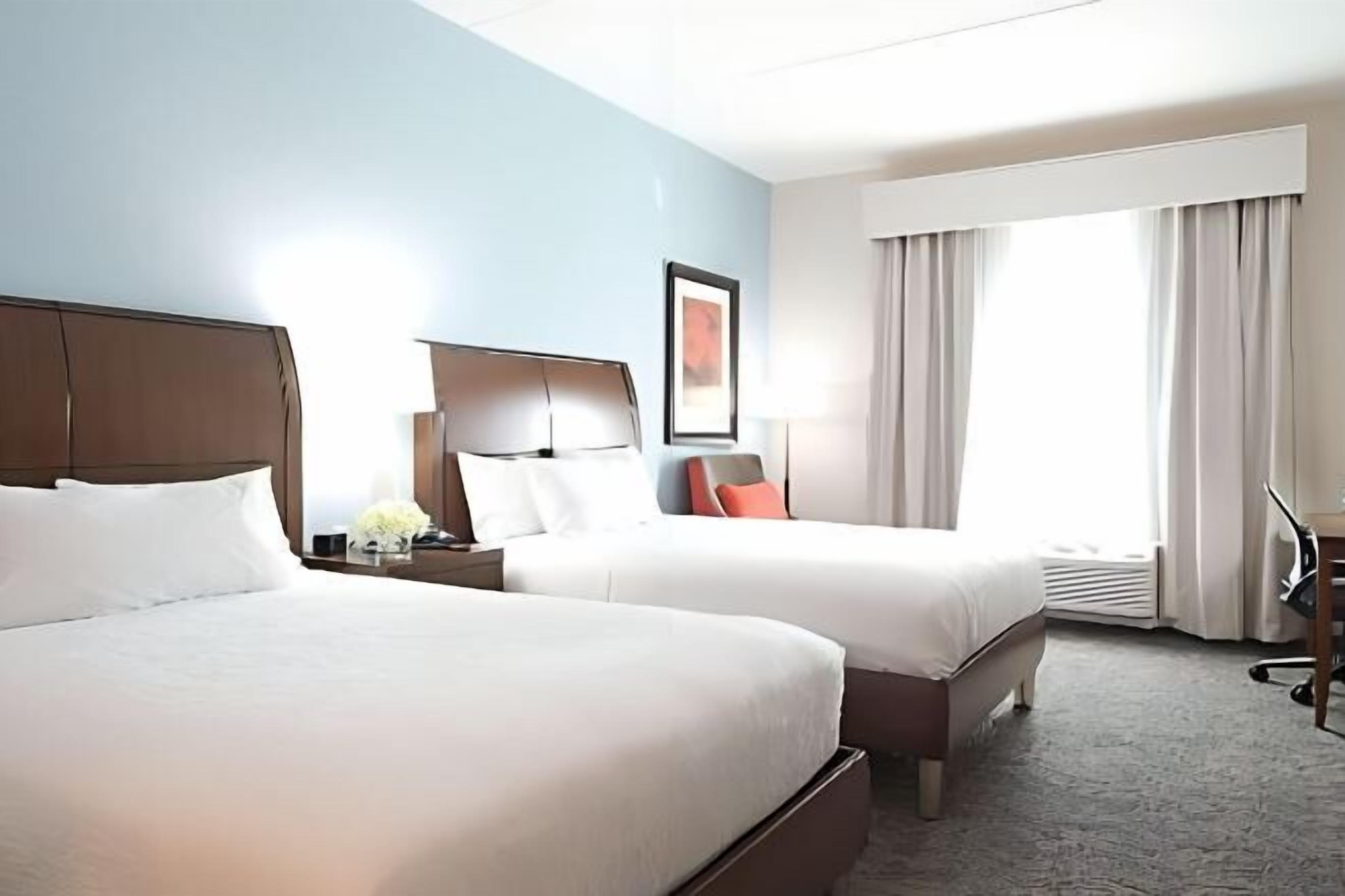 Caja de seguridad en la habitación y espacio para trabajar con laptop 