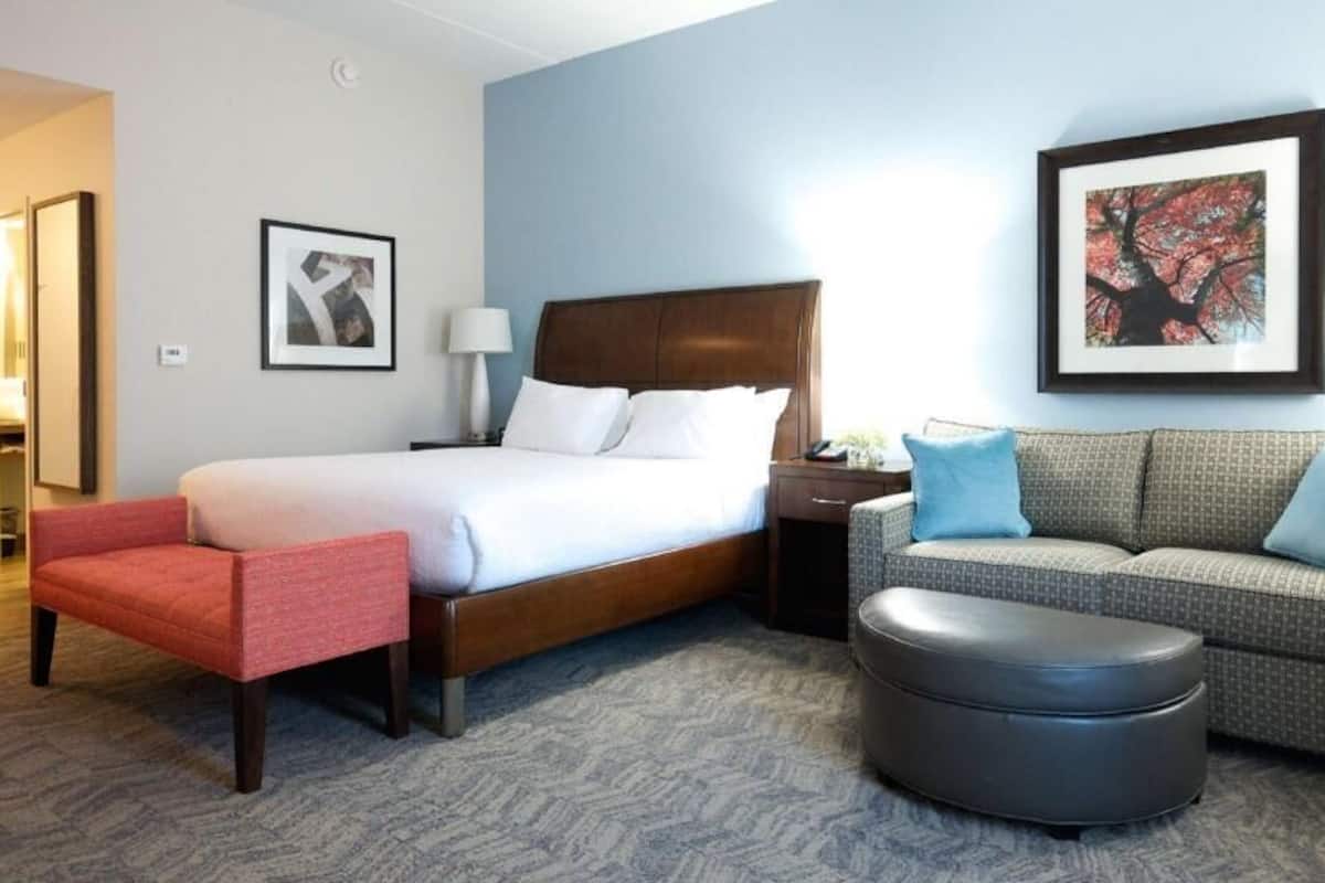 In-room safe, laptop workspace, free WiFi, bed sheets