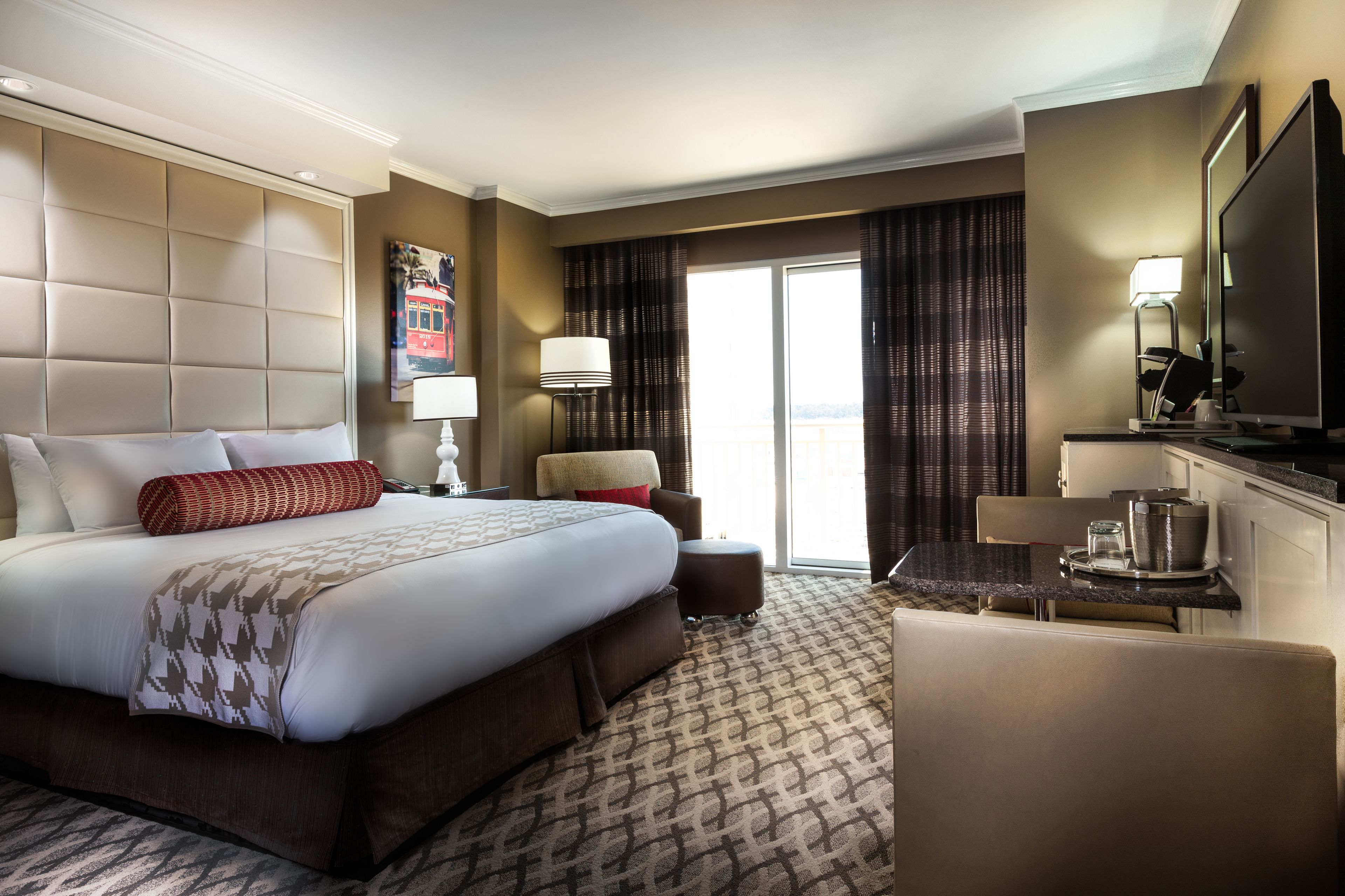 deluxe room, 1 king bed | premium bedding, in-room safe, desk, laptop workspace