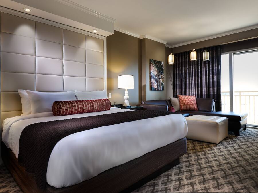 Premium bedding, in-room safe, desk, laptop workspace