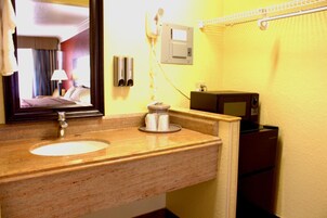 Escritorio, tabla de planchar con plancha, wifi gratis y ropa de cama 