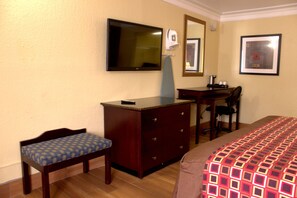Desk, iron/ironing board, free WiFi, bed sheets - Polynesian Inn (St. Cloud)