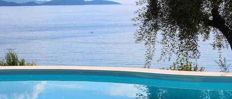 Piscine extérieure, parasols, chaises longues
