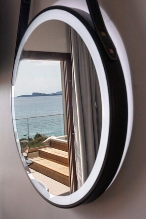 President Suite with outdoor hydromassage bathtub | Área de sala de estar | Televisión LCD de 32 pulgadas con canales vía satélite y televisión