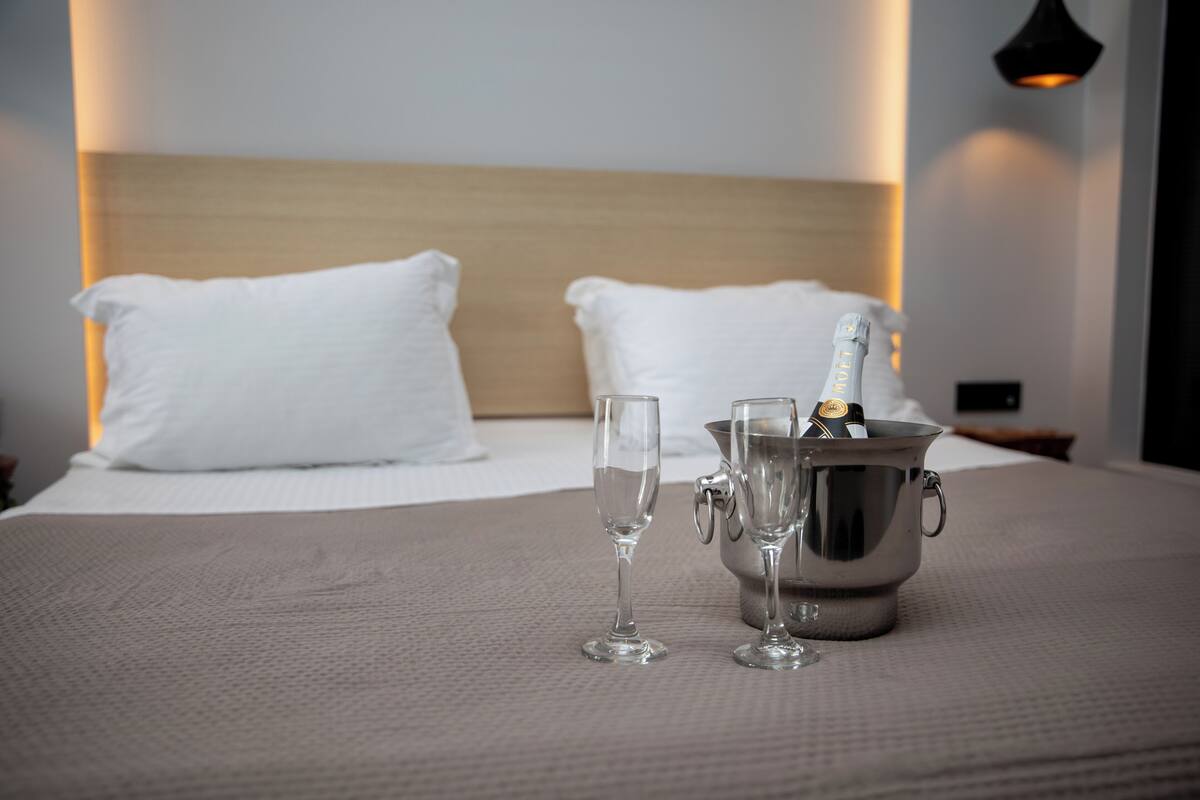 President Suite with outdoor hydromassage bathtub | Iron/ironing board (on request), WiFi (free)