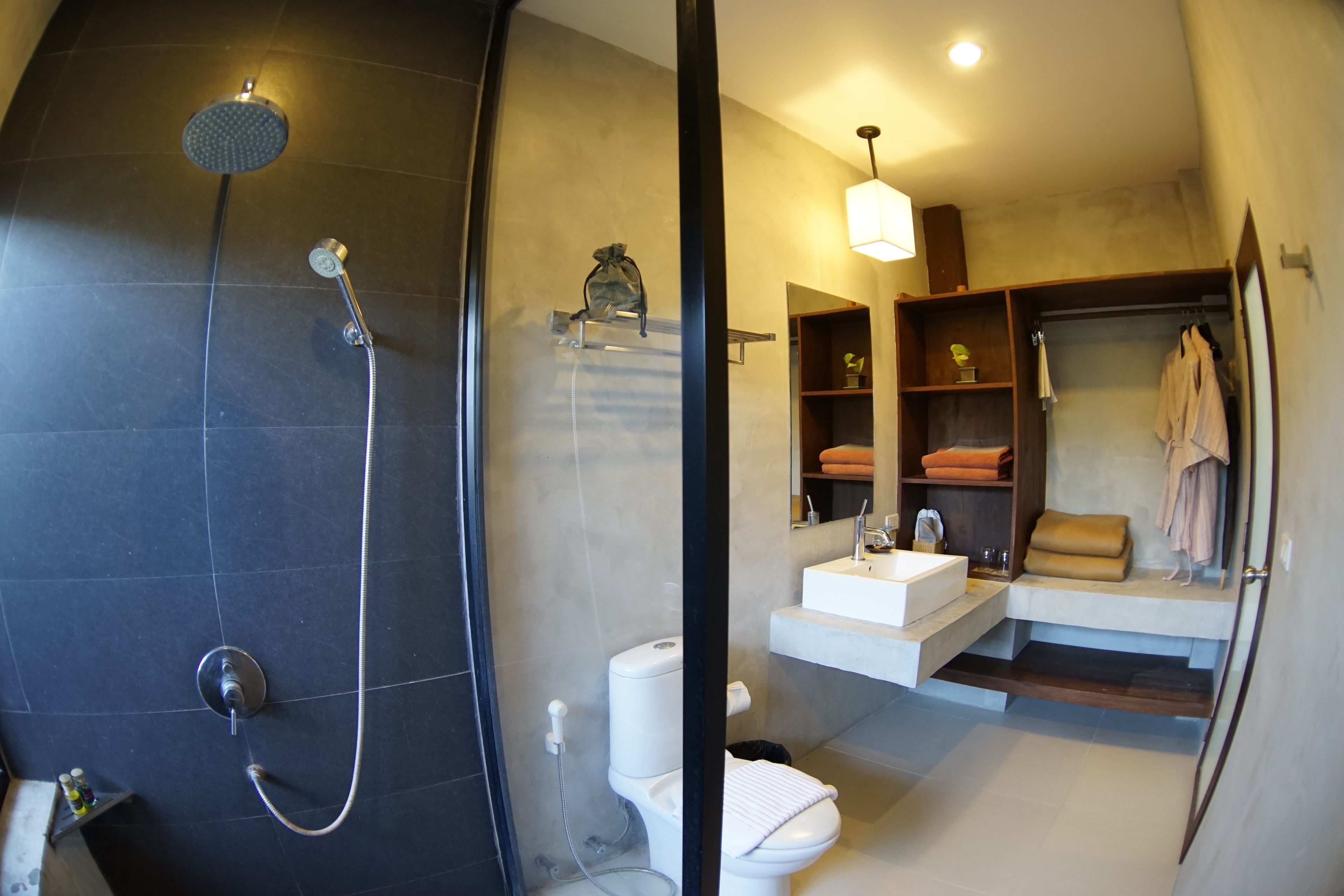 Un baño moderno con ducha, inodoro y tocador.