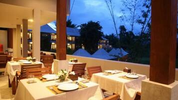 Daily buffet breakfast (THB 250 per person)