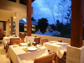 بوفيه فطور يوميًا بتكلفة قدرها (250 THB للشخص)