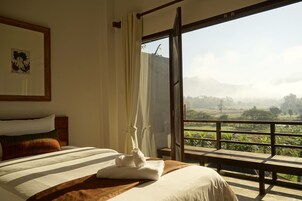 Habitación Deluxe con 1 cama doble o 2 individuales, vistas a la montaña | Ropa de cama de alta calidad, minibar, caja fuerte y escritorio