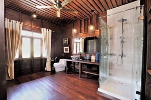 Grand Deluxe | Bathroom | Shower, rainfall showerhead, free toiletries, hair dryer - LILU PAI (Pai)