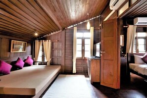 Grand Deluxe | Ruang tamu | TV