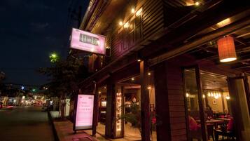 住宿正面 (夜晚)