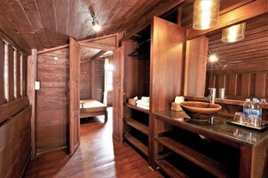 Grand Deluxe | Bathroom | Shower, rainfall showerhead, free toiletries, hair dryer