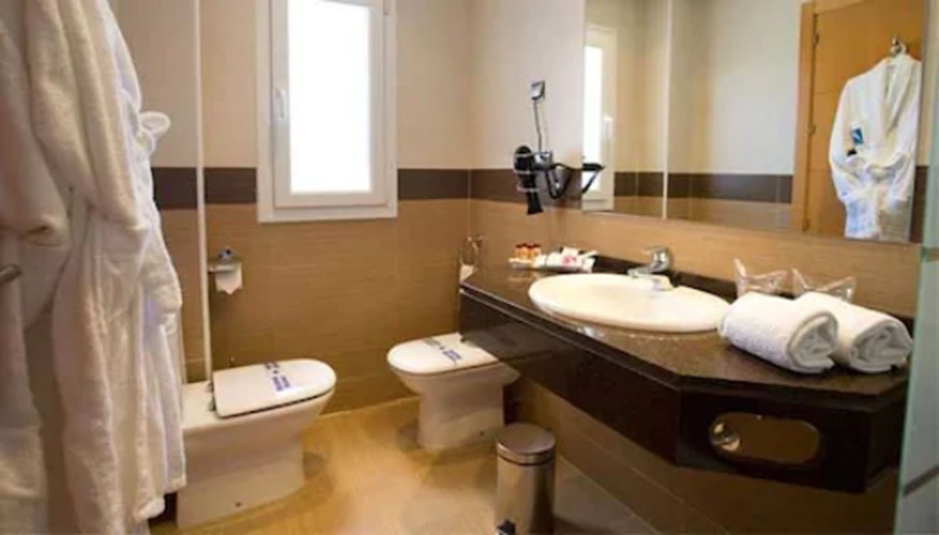 bathtub, free toiletries, hair dryer, towels