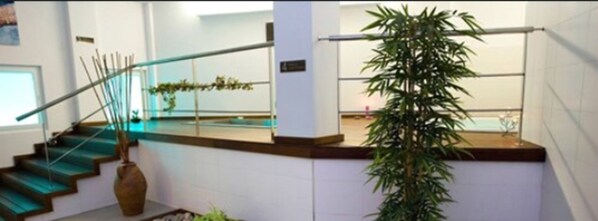 ساونا، حوض استحمام ساخن، حمام تركي، جلسات تدليك بالأحجار الساخنة