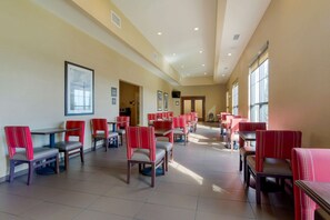 Free daily buffet breakfast  - Comfort Inn & Suites Mandan - Bismarck (Mandan)