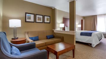 Een bureau, een laptopwerkplek, verduisterende gordijnen