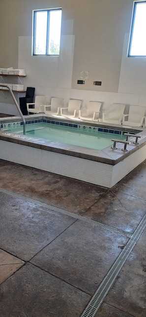 Indoor pool - Comfort Inn & Suites Mandan - Bismarck (Mandan)