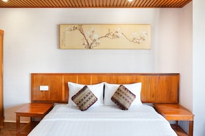 Deluxe Double Room | Living area | 24-inch TV with cable channels