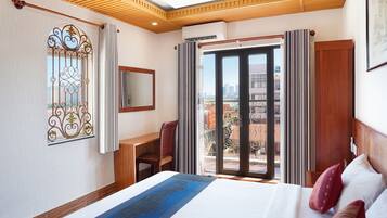 Suite with Double bed | Living area
