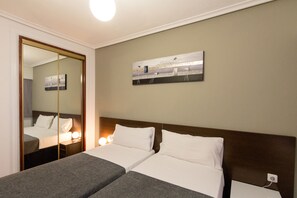 Double or Twin Room, Shared Bathroom | Desk, blackout curtains, soundproofing, rollaway beds - Pensión Laurel (Logroño)