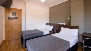 Escriptori, cortines opaques i habitacions insonoritzades