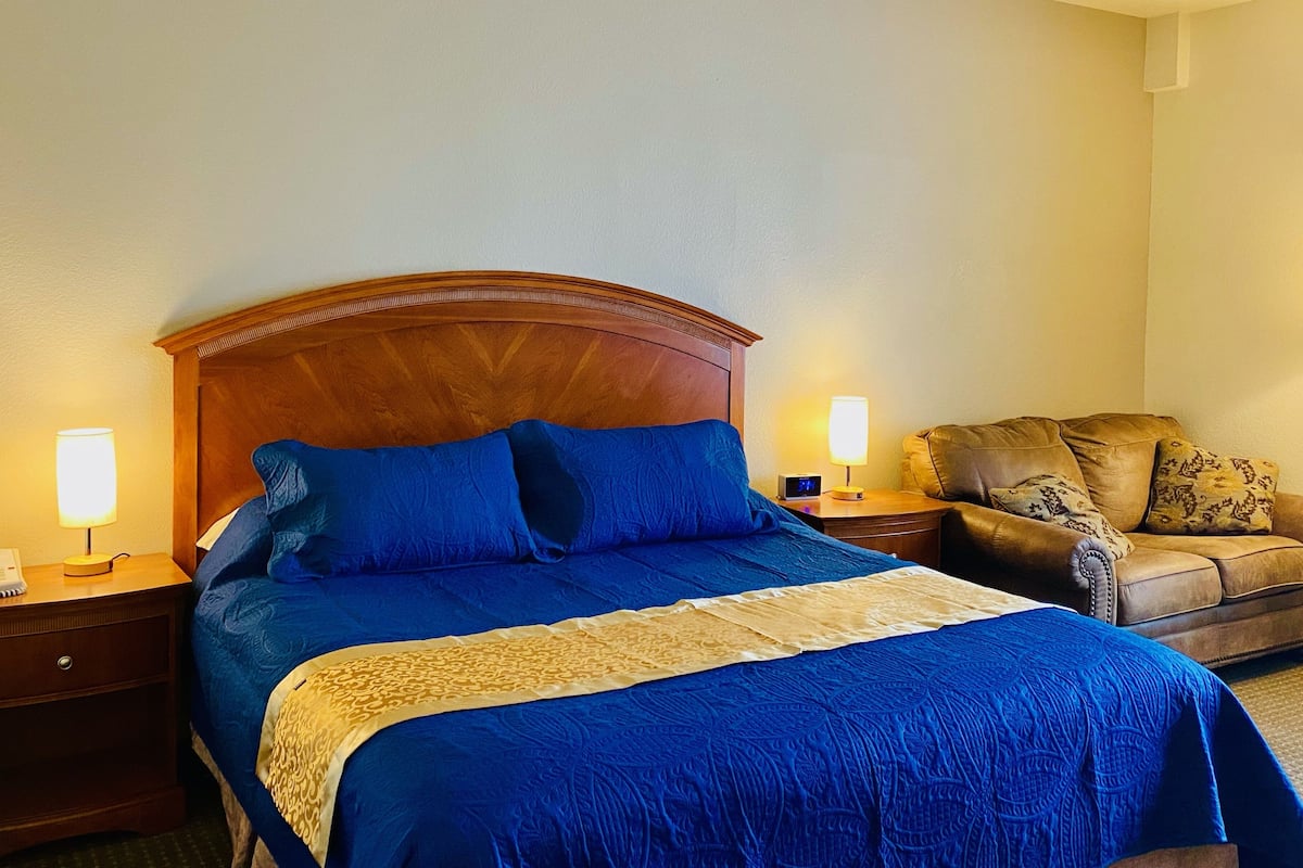 1 bedroom, individually decorated, individually furnished