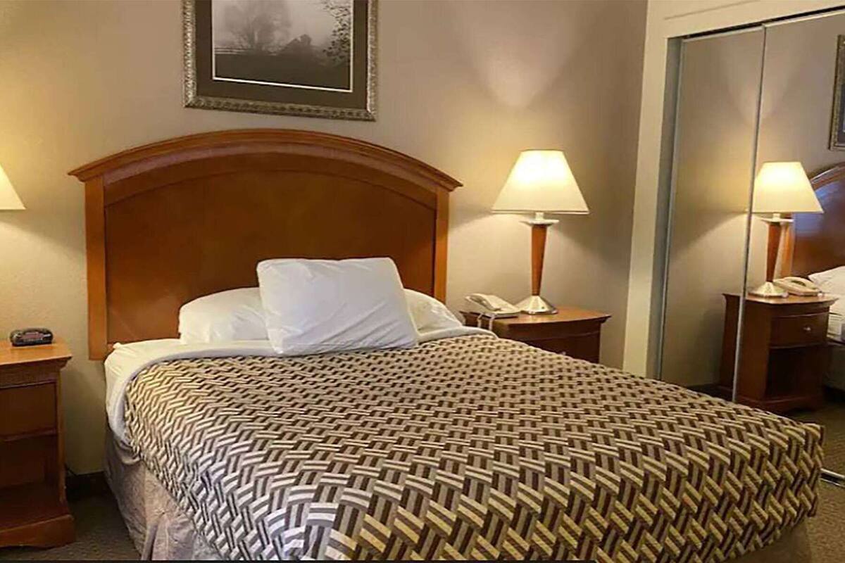 Laptop workspace, blackout curtains, iron/ironing board, free WiFi