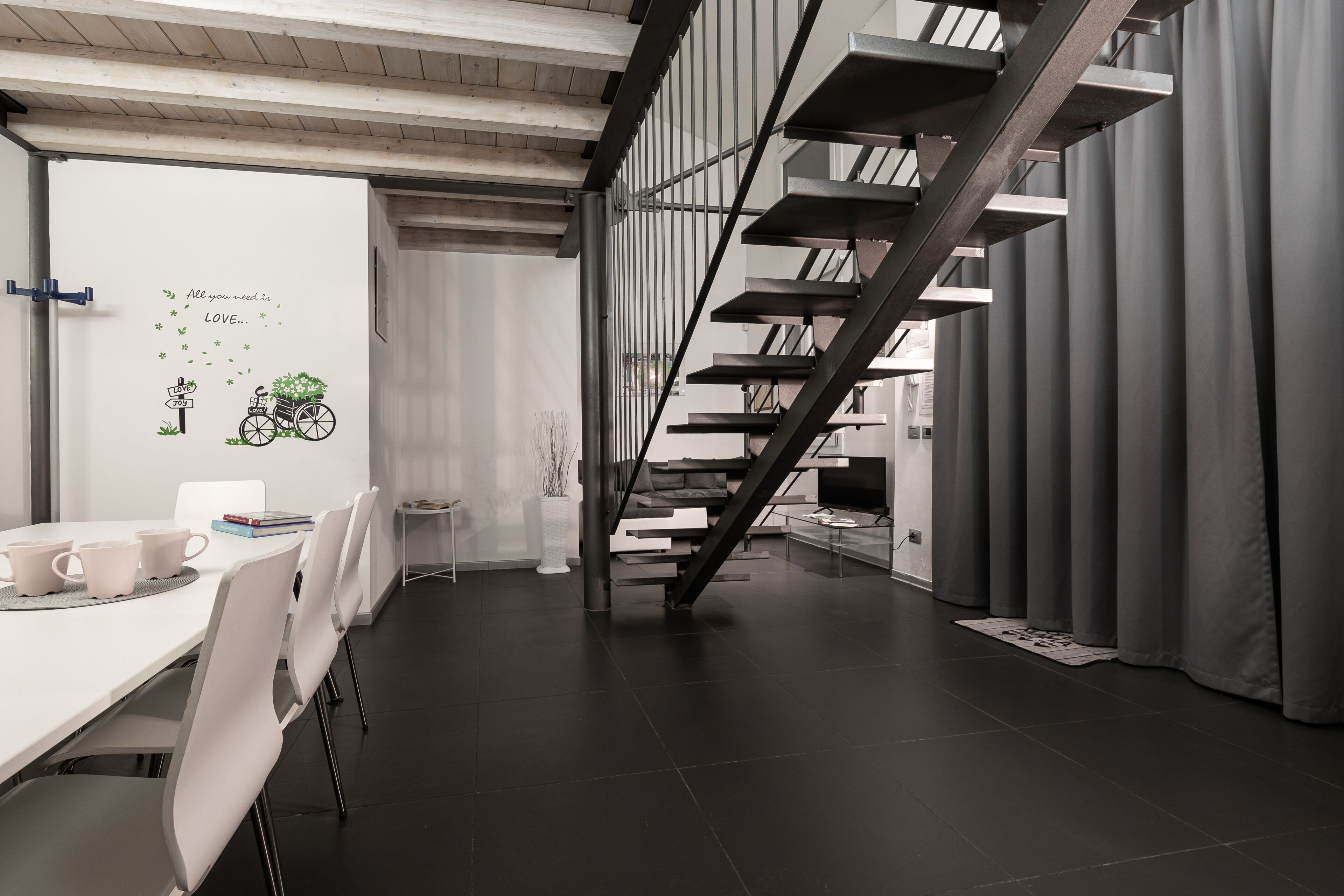 Appart'hôtel Design | Coin séjour | Télévision à écran plat de 28 pouces avec chaînes numériques, télévision