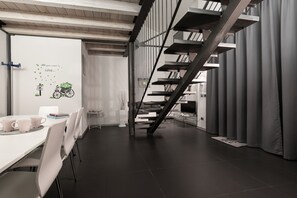 Design appartement | Woonruimte | Een 28-inch flatscreentelevisie met digitale zenders en televisie