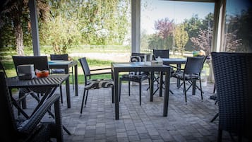 Café da manhã com buffet todos os dias (EUR 10 por pessoa)