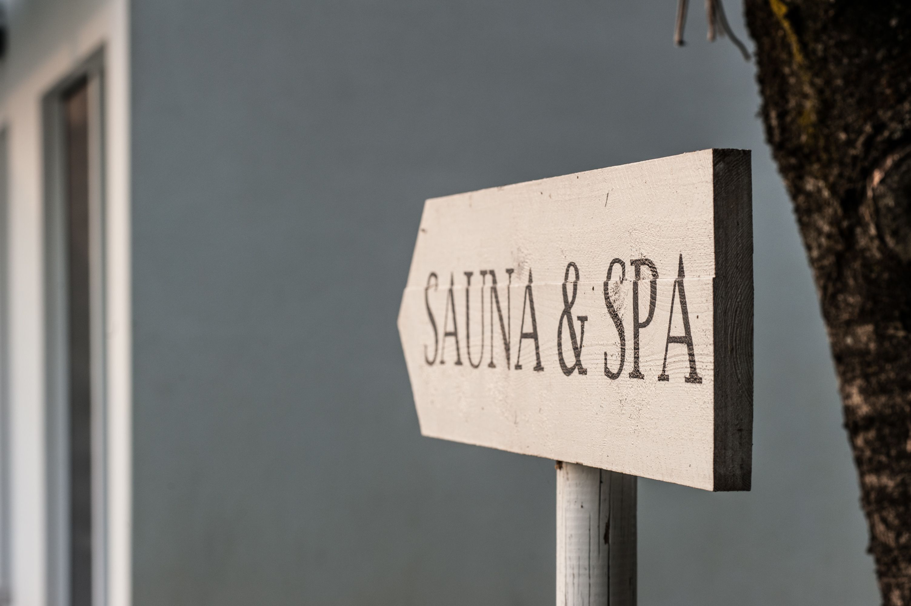 Une enseigne indiquant la présence d’un sauna et d’un centre de bien-être.