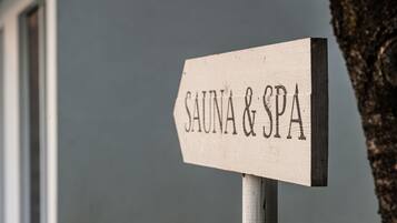 Une enseigne indiquant la présence d’un sauna et d’un centre de bien-être.