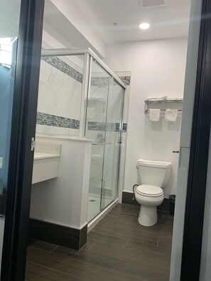 Deluxe Single Room, 1 King Bed, Jetted Tub | Bathroom