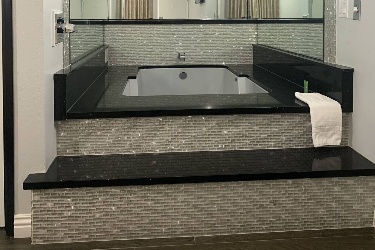 مغطس بمضخات للمياه