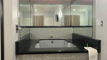 Deluxe Single Room, 1 King Bed, Jetted Tub | Jetted tub