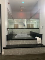 Quarto solteiro luxo, 1 cama King, banheira de hidromassagem | Banheira de hidromassagem