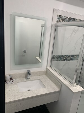 Deluxe-Einzelzimmer, 1 King-Bett, Whirlpool | Waschbecken im Bad