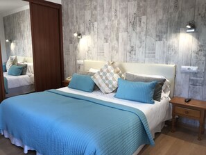 Zweibettzimmer | Individuell dekoriert, individuell eingerichtet, Schreibtisch